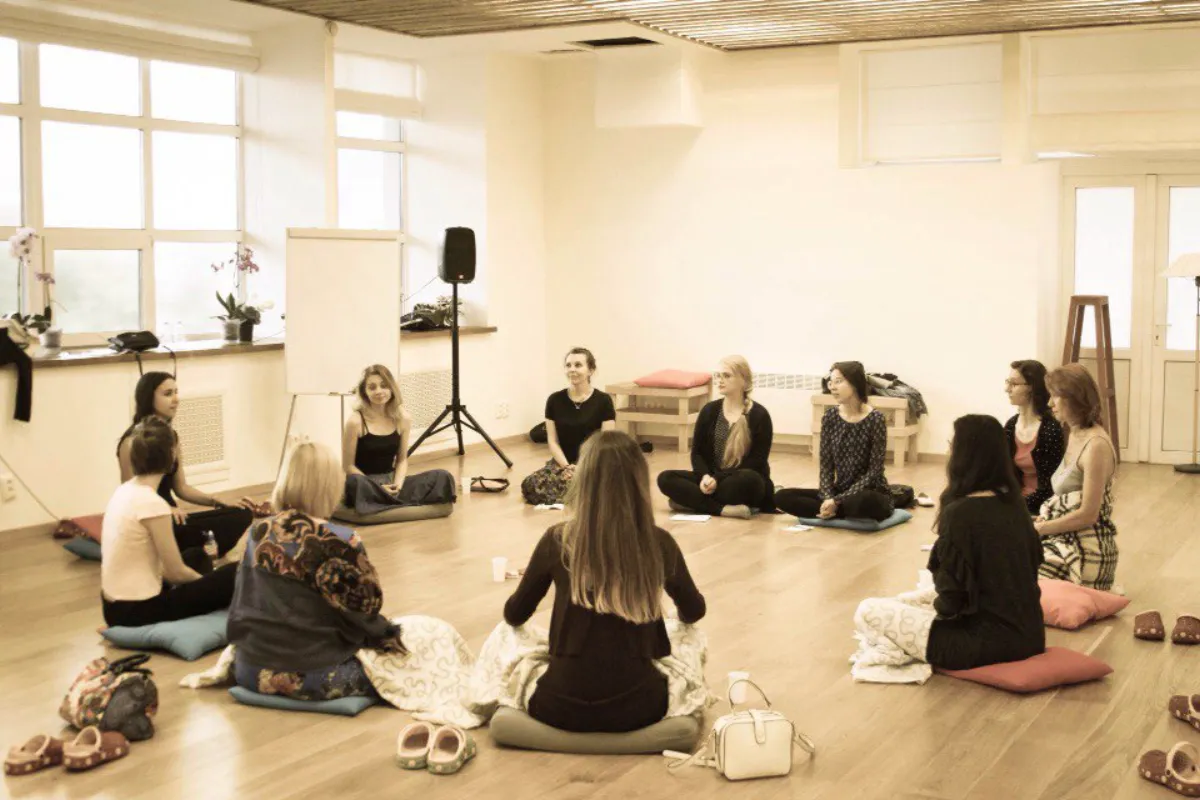 Женский круг на занятии вокальной йогой